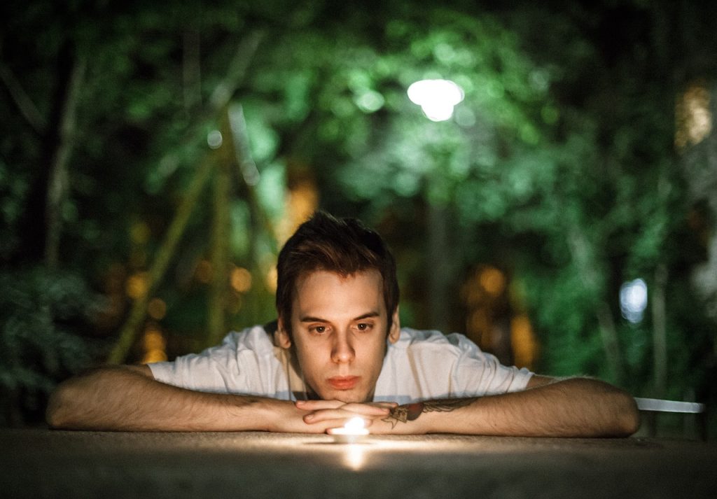 jeune homme souhaitant trouver des solutions à ces problèmes