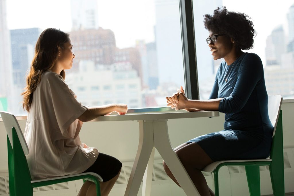 deux femmes discutant dans le cadre d'une thérapie